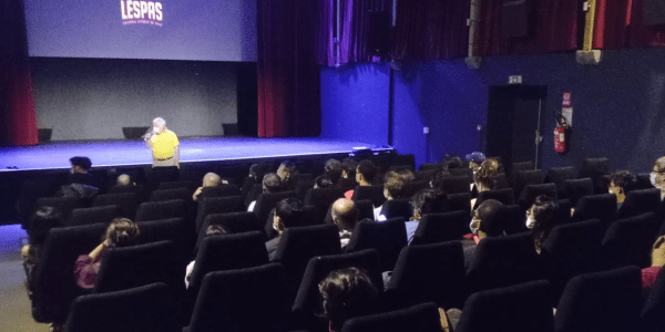 Séance de projection en salle de cinéma